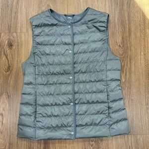 UNIQLO Women’s Small Puffer Vest ~ Grey Silver